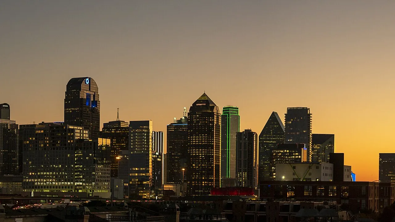 Dallas, Texas skyline at dusk
